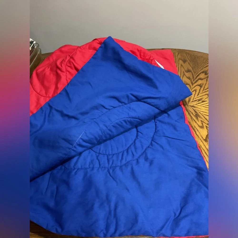 Fitted reversible comforter for twin bed